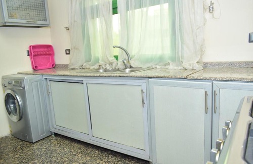 Al Duqqi Apartment | شقه 8