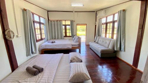 Khanong Phra House | บ้านพรธรณีรีสอร์ทบ้านใหญ่ Baan Ponthoranee Resort Khao Yai