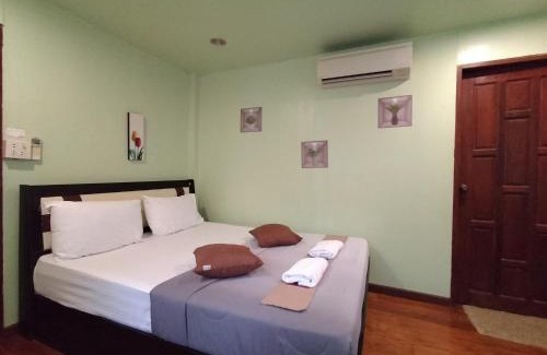 Tha Bo House | บ้านพัก ญาวีร์ เฮาส์