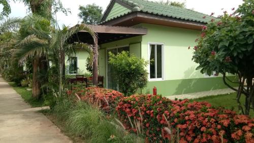 Pak Nam Pran Resort | แสงหิรัญ บีช รีสอร์ท