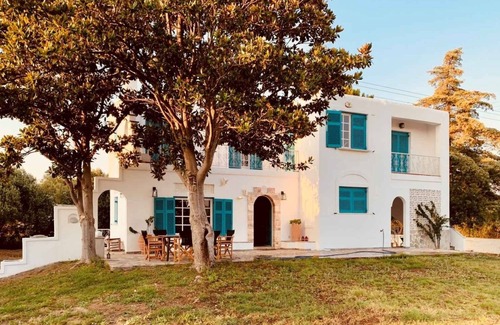 Eretria Villa | ᑕƳᑕᒪᗩᗪIᑕ ᐯIᒪᒪᗩ