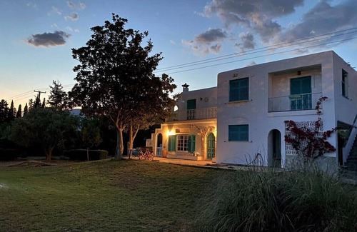 Eretria Villa | ᑕƳᑕᒪᗩᗪIᑕ ᐯIᒪᒪᗩ