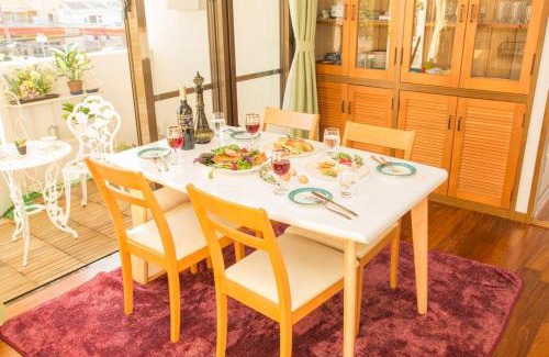 Chatan Apartment | アラハビーチから徒歩3分! コンビニやスーパーまで徒歩1分! Ai House