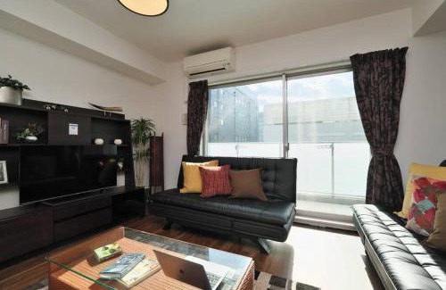 Marunouchi Apartment | 書斎でくつろぐスイートルーム