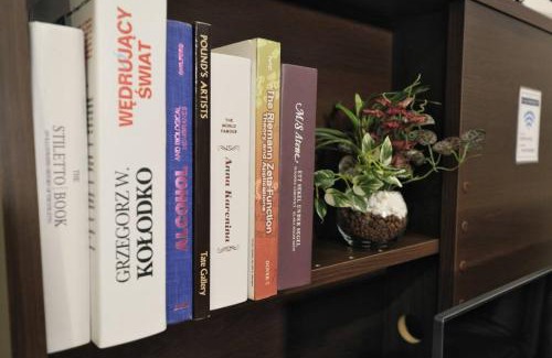 Marunouchi Apartment | 書斎でくつろぐスイートルーム