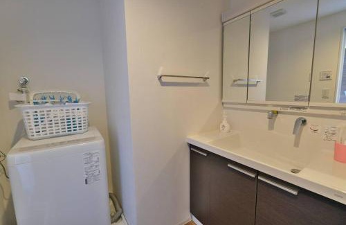 Marunouchi Apartment | 書斎でくつろぐスイートルーム