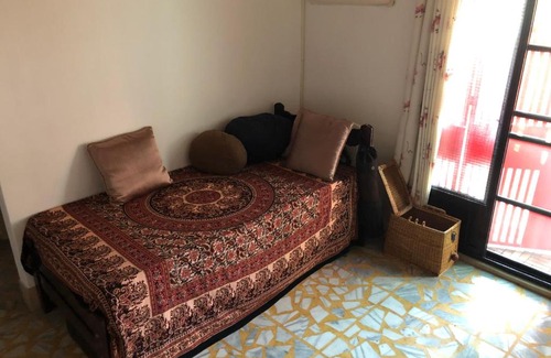 Luzhou Bed & Breakfast | 紅色鐵門