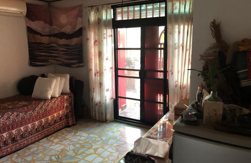 Luzhou Bed & Breakfast | 紅色鐵門
