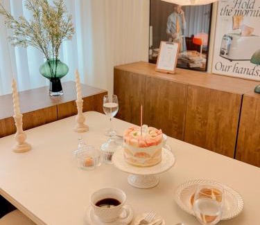 Yeonnam-dong Apartment | 연남동,경의선숲길,홍대입구2번출구,올리브영,연세대,세브란스병원,2룸3베드,Ak홍대쇼핑,짐보관