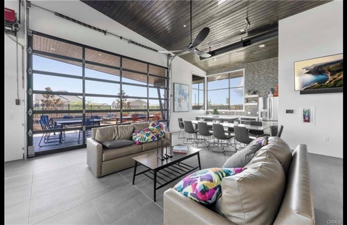 Fontana Condo | 0 Formal 🍳 or 🛋️~Downstairs Suite~2022 Built~Multiple HOA🏞️~Monthly~讲中文