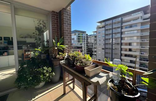 Mascot Apartment | 0 min to train, 2 stops to city