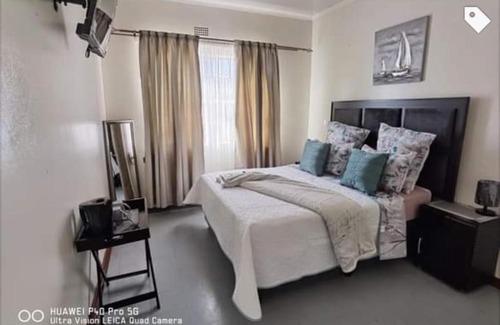 Emfuleni House | 016 Guest House