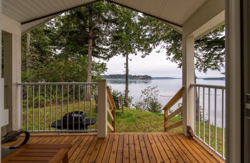 Regional District of Mount Waddington Apartment | 04 - Eagle`s Nest Cottage