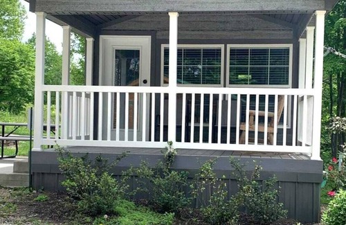 Logan Cabin | 099) Albatross Farmhouse Style Cabin. Close to Hocking Hills State Park and more!