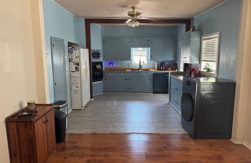 Portland Cottage | 1-2 bedroom cottage in quiet Portland TX with central AC, optional fitness room.