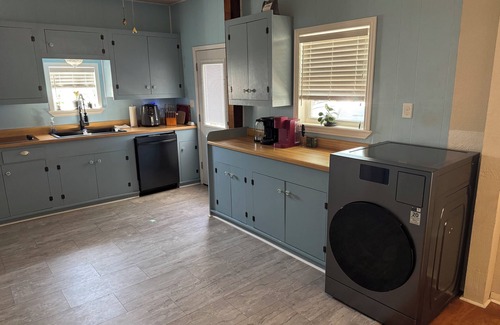 Portland Cottage | 1-2 bedroom cottage in quiet Portland TX with central AC, optional fitness room.