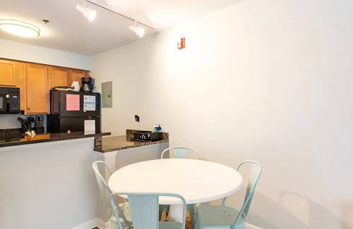 Northeast Virginia Beach Condo | 1.5 Blocks from the Beach & Boardwalk! Walking distance to restaurants & shops!