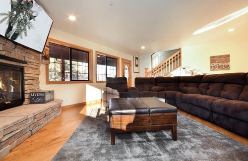 Big Bear House | 1 Acre Franksfort Mountain Retreat by Destination Big Bear : 1.25 Acre Resort with Spa, Beach Volleyball, Billiards & more!EV Charger!