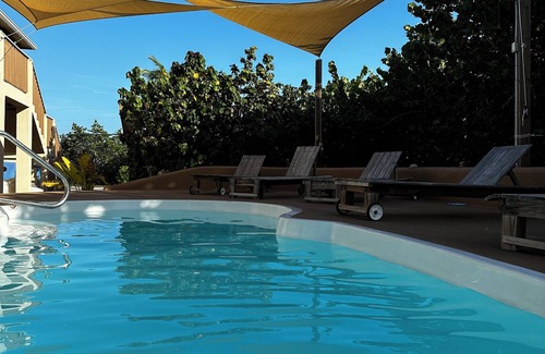 West End House | 1-bdm tropical beach paradise w/pool, hammocks, cabana, snorkeling, BBQ & more!