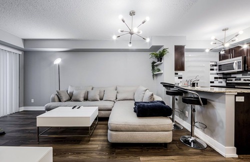 Etobicoke Apartment | 1 BDRM w pool. Perfect location. Free parking