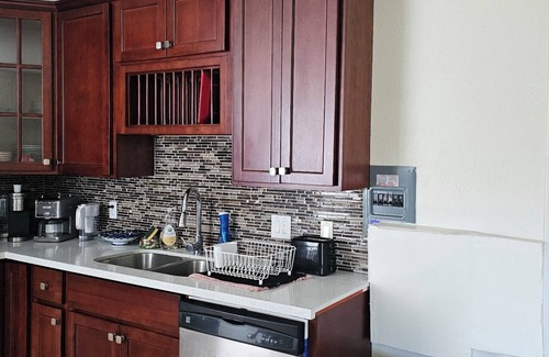 San Leandro House | 1 Bed 1 Bath Kitchen Wifi Self Check-in King bed