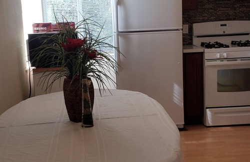 San Leandro House | 1 Bed 1 Bath Kitchen Wifi Self Check-in King bed