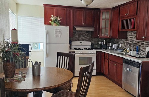 San Leandro House | 1 Bed 1 Bath Kitchen Wifi Self Check-in King bed