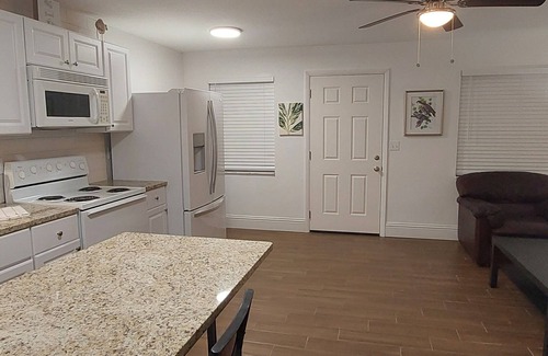 Largo Apartment | 1 BED 1BATH 3 MIN. TO THE BEACH