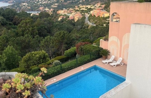 Theoule-Superieur Apartment | 1 bed apt, shared pool, FREE wifi, in a small complex, mountain and sea views.