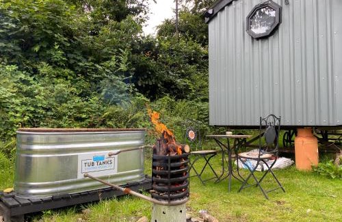 Horns Cross House | 1 Bed Cabin - Sleeps 2 - HotTub - Parking - Garden