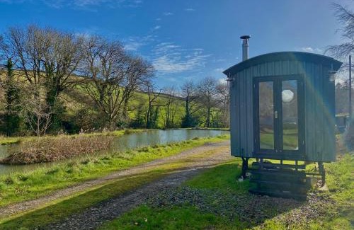 Horns Cross House | 1 Bed Cabin - Sleeps 2 - HotTub - Parking - Garden
