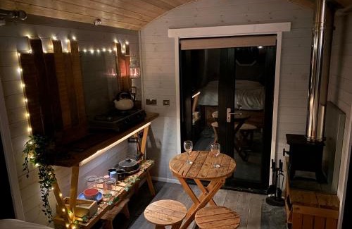 Horns Cross House | 1 Bed Cabin - Sleeps 2 - HotTub - Parking - Garden