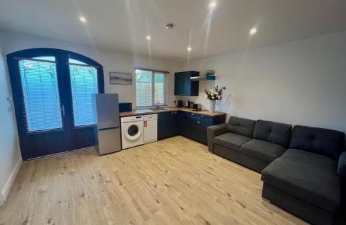 Grangend House | 1-Bed Cosy Cottage near Emerald Park - Sleeps 5