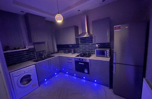 Bradford Apartment | 1 Bed Flat - Sleeps 2 - Hot Tub - Parking - Wifi