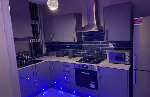 Bradford Apartment | 1 Bed Flat - Sleeps 2 - Hot Tub - Parking - Wifi