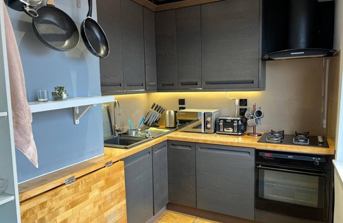 Oldham Apartment | 1 Bed Flat - Sleeps 4 - Parking - Wifi