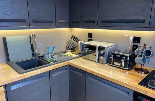 Oldham Apartment | 1 Bed Flat - Sleeps 4 - Parking - Wifi