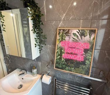 West Hendon Apartment | 1 bed modern apartment walking distance from shopping mall