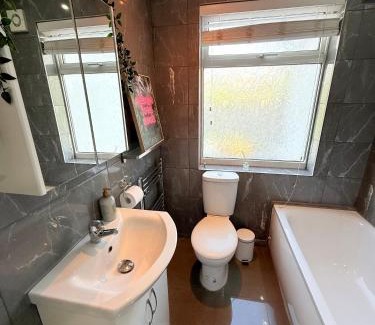West Hendon Apartment | 1 bed modern apartment walking distance from shopping mall