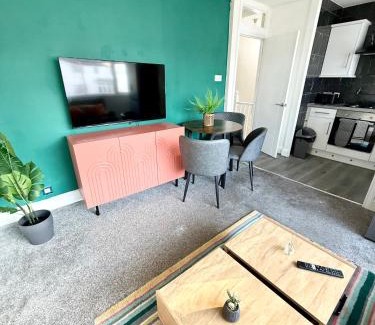 West Hendon Apartment | 1 bed modern apartment walking distance from shopping mall