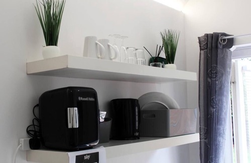 Hillingdon East Apartment | 1 Bed Studio - Sleeps 2 - Smoking - Parking - Wifi