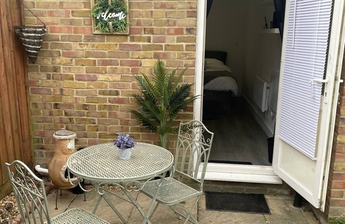 Hillingdon East Apartment | 1 Bed Studio - Sleeps 2 - Smoking - Parking - Wifi
