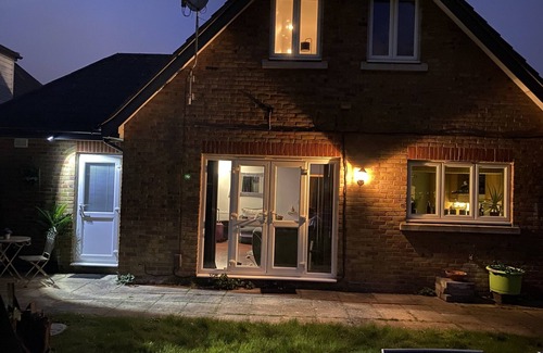 Hillingdon East Apartment | 1 Bed Studio - Sleeps 2 - Smoking - Parking - Wifi