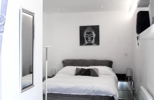 Hillingdon East Apartment | 1 Bed Studio - Sleeps 2 - Smoking - Parking - Wifi