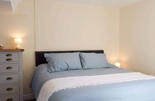 Whitland Cottage | 1 bedroom accommodation in Red Roses, near Pendine