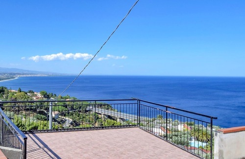 Santa Maria del Mare Torrazzo House | 1 bedroom accommodation in Stalettì