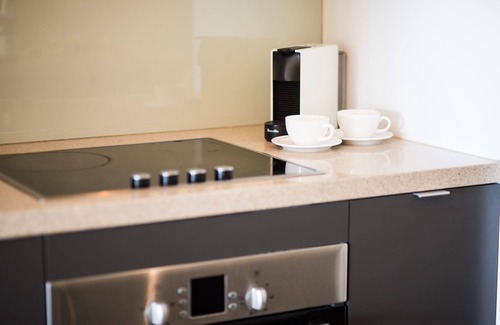 Airlie Beach Apartment | 1 Bedroom Apartment in Airlie Beach with Stunning Sea Views.