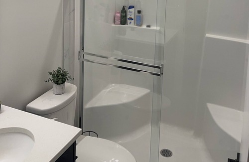 Calgary House | 1 Bedroom/Bathroom Cozy Room in Detached House with 2 min access to Lakes