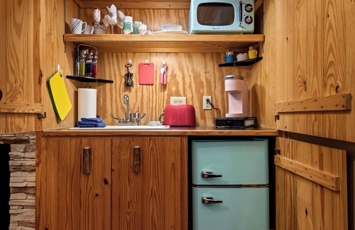 Eureka Springs Cabin | 1 Bedroom Cabin In The Woods, Covered Porch, Jacuzzi, Kitchenette and Hot Tub.