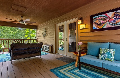 Eureka Springs Cabin | 1 Bedroom Cabin In The Woods, Covered Porch, Jacuzzi, Kitchenette and Hot Tub.